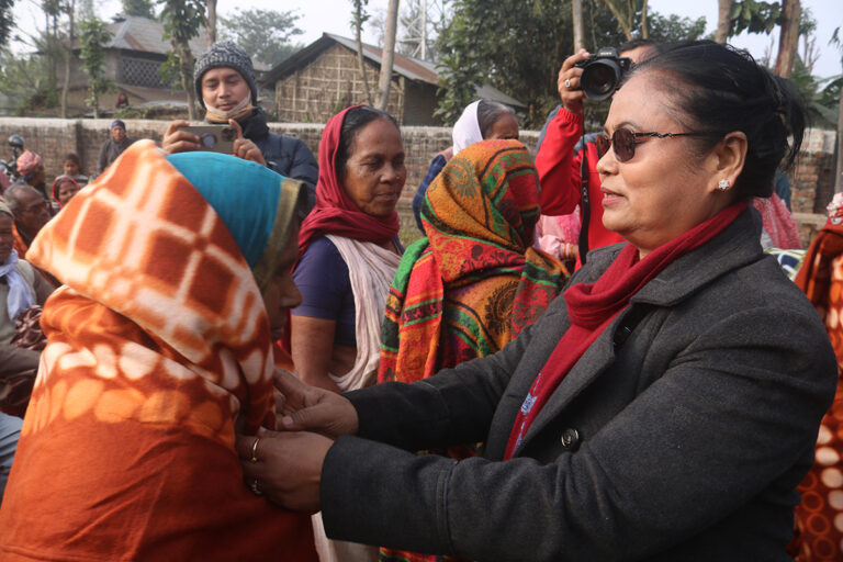 शितलहरबाट बचाउन सांसद चौधरीद्वारा ज्येष्ठ नागरिकलाई न्यानो कपडा वितरण