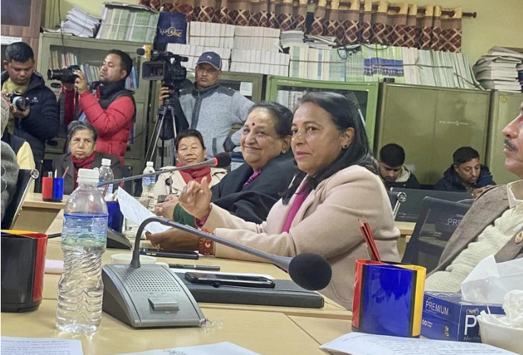 एयरपोर्टमा सांसदकै सुटकेस फुटाएर चकलेटको पोको चोरिएपछि