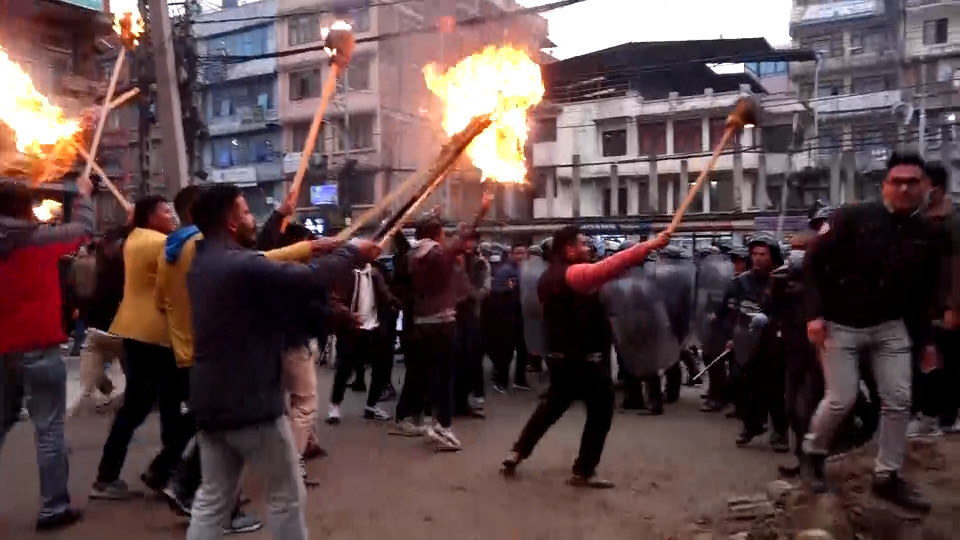 गृहमन्त्रीको राजीनामा माग्दै राँके जुलुस निकालेको नेविसंघ र प्रहरीबीच झडप