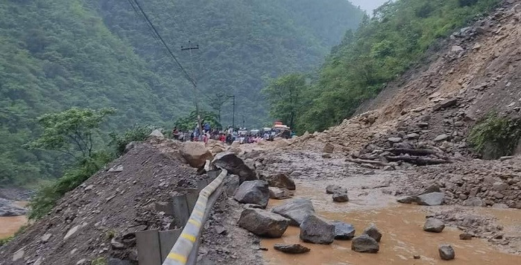 पहिरोले बेँसीसहर–चामे सडक अवरुद्ध