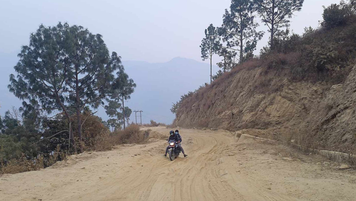 खोटाङको महुरे–फोक्सिङटार सडकमा ठेकेदारको बदमासी, ९६ करोडको कालोपत्रेकाे काम ७ वर्ष देखि अलपत्र