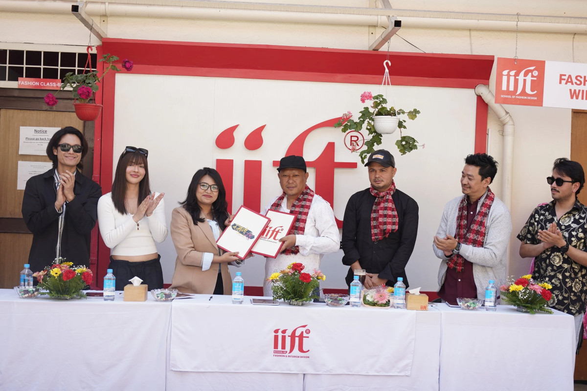 फिल्म ‘रुमानी रङ्ग’का लागि ड्रेस तयार गर्दै आईआईएफटीका विद्यार्थी
