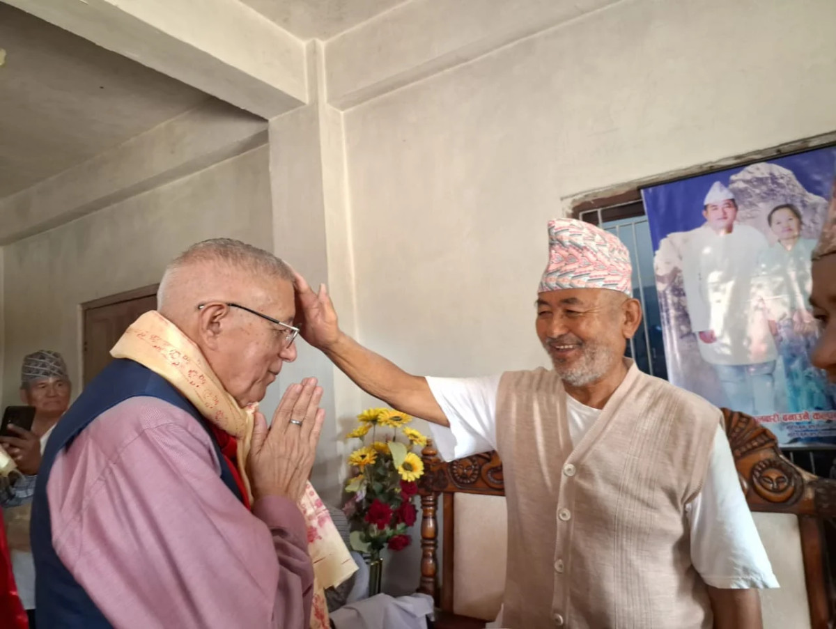 इलाम पुगेका शेखरलाई धर्मगुरु आत्मनन्द लिङ्देनको आशीर्वाद