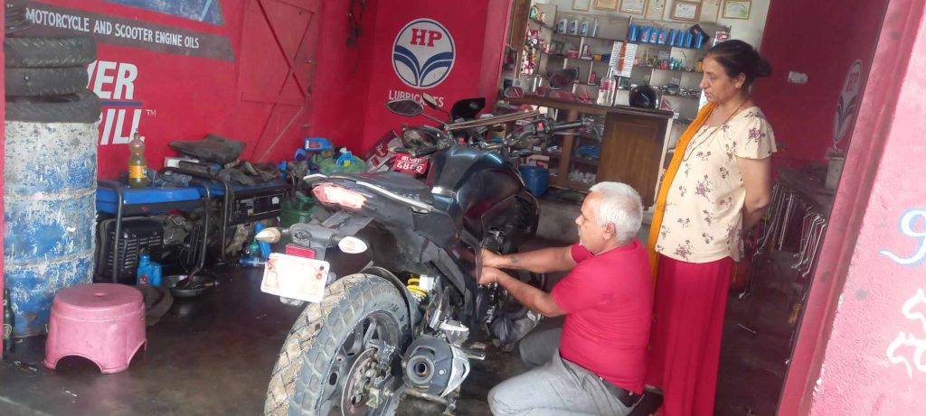 छामेकै भरमा मोटरसाइकल मर्मत