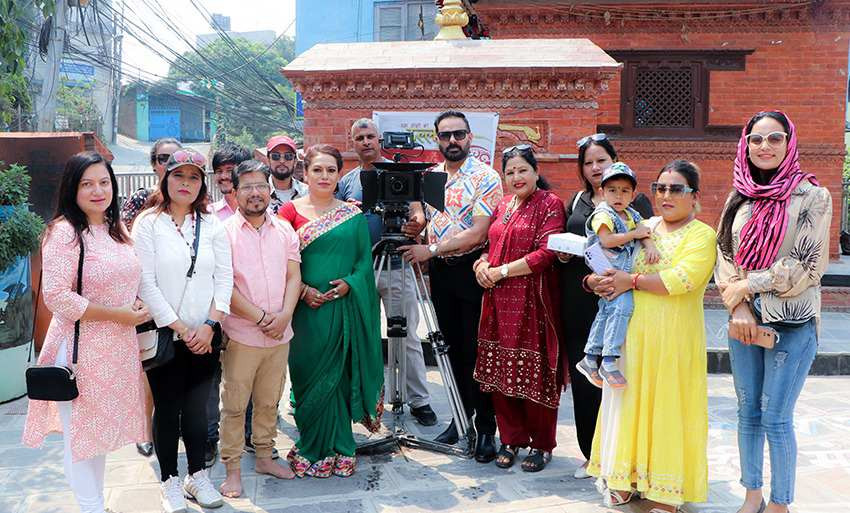 ठुल्दिदी’ निर्देशन गर्दै प्रज्ञा