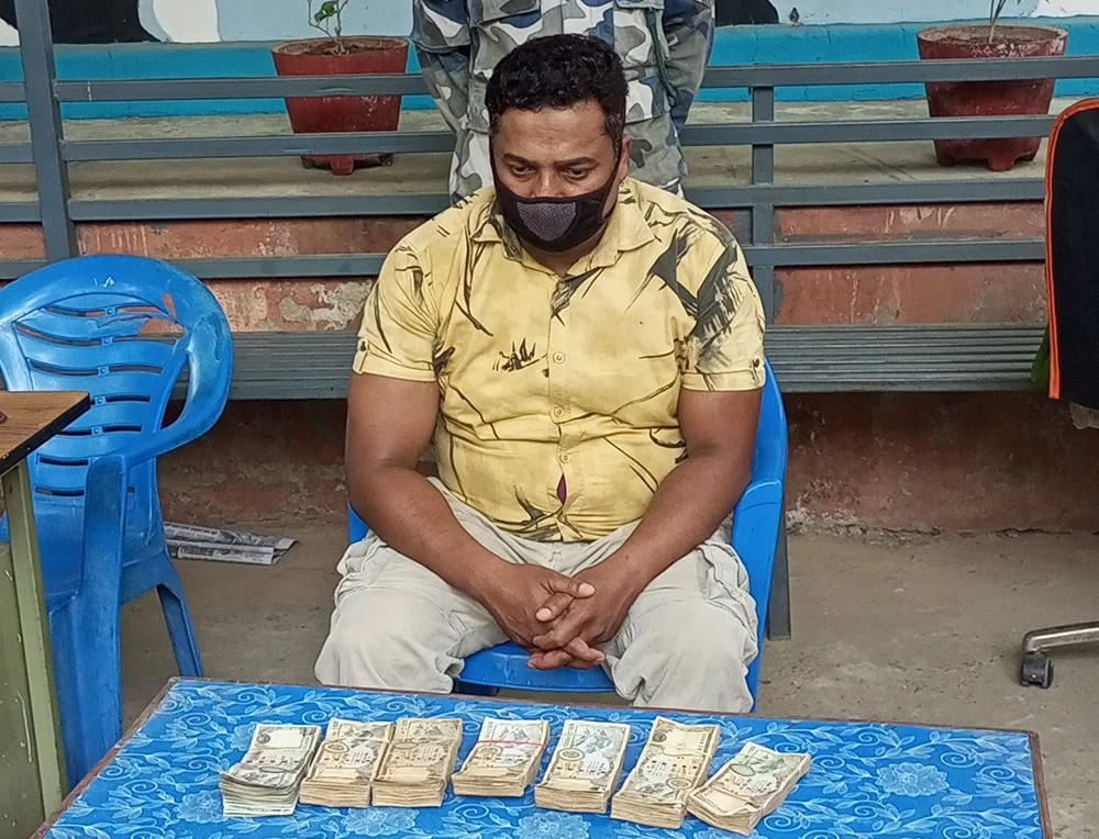 स्रोत नखुलेको नेपाली रुपैयाँसहित एक जना पक्राउ