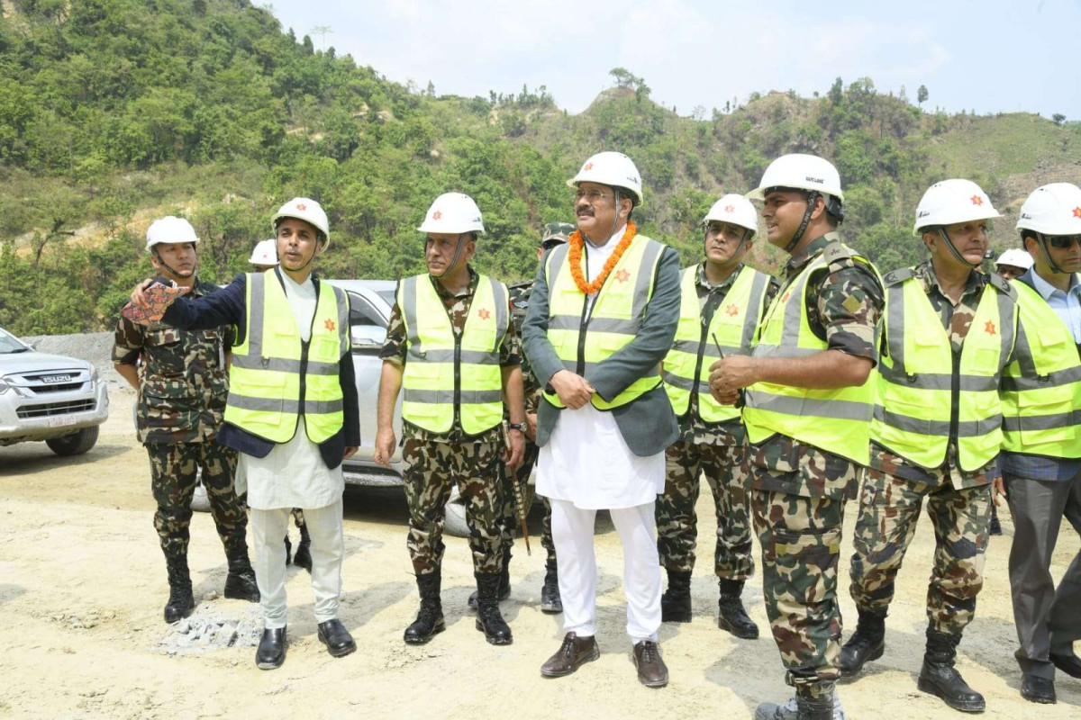 रक्षामन्त्रीले गरे सुरुङमार्ग ‘ब्रेक थ्रू’