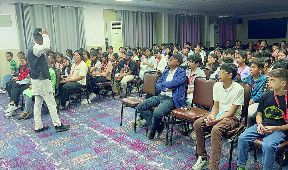 स्कुल–स्कुलमा सम्पदा कक्षा सिकाउँदै कायस्थ