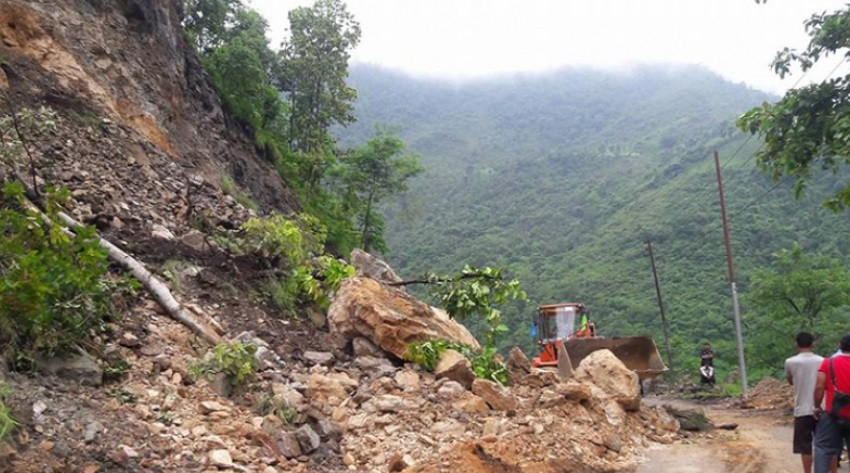 बाढीपहिरोले कोशी राजमार्गमा करोडौँको क्षति