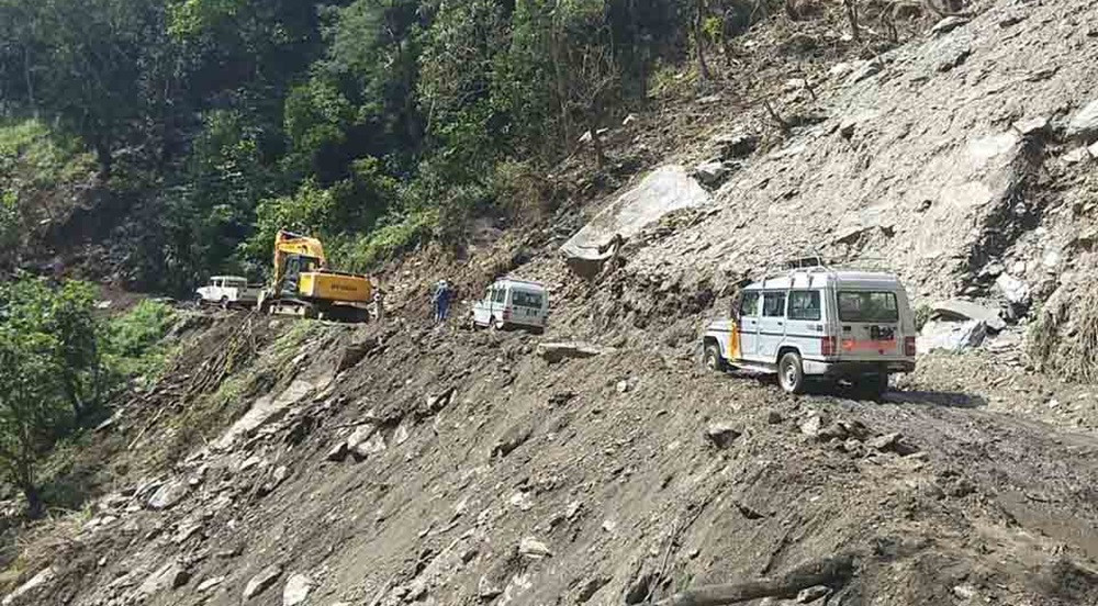 पहिरोले डुम्रे–बेँसीसहर सडक पुनः अवरुद्ध