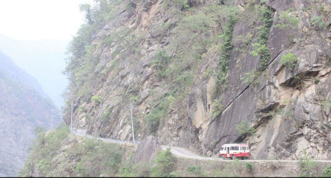 पहिरोले अवरुद्ध कर्णाली राजमार्ग खुल्यो