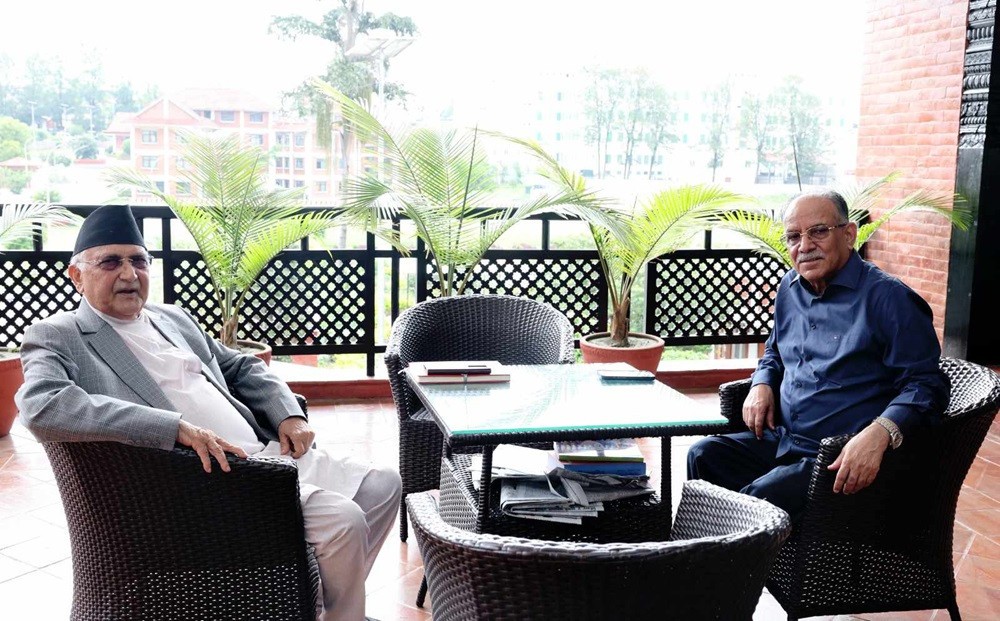 प्रधानमन्त्री दाहाल र एमाले अध्यक्ष ओलीबीच बालुवाटारमा छलफल