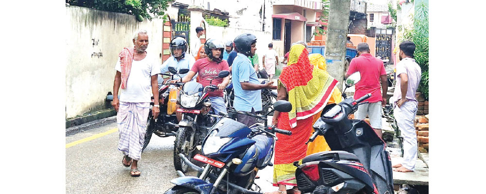 मस्त निद्रामा पहिरोसँगै नदीमा बग्यो यात्रुबस