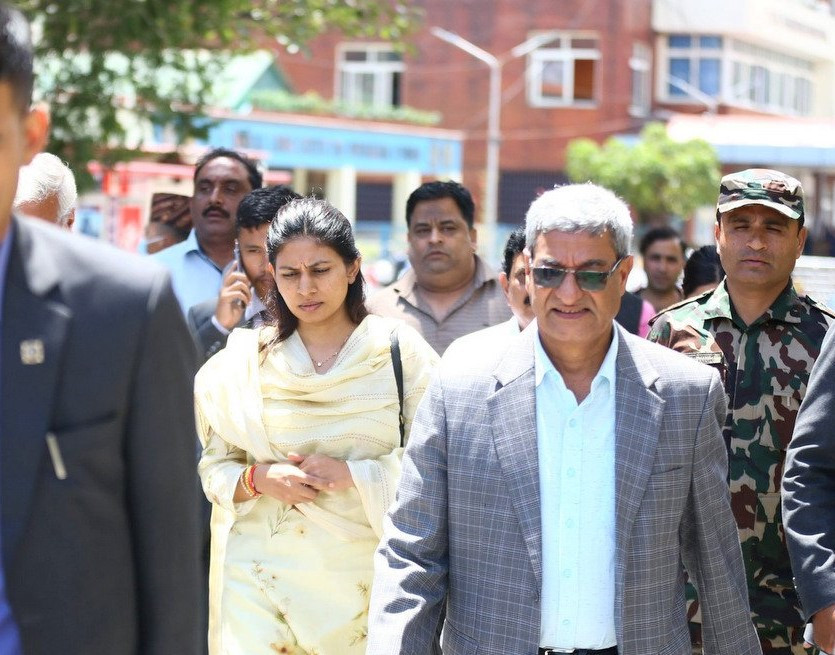 बस दुर्घटनाका घाइतेको अवस्था बुझ्न टिचिङ अस्पताल पुगिन् भारतीय राज्यमन्त्री खड्से