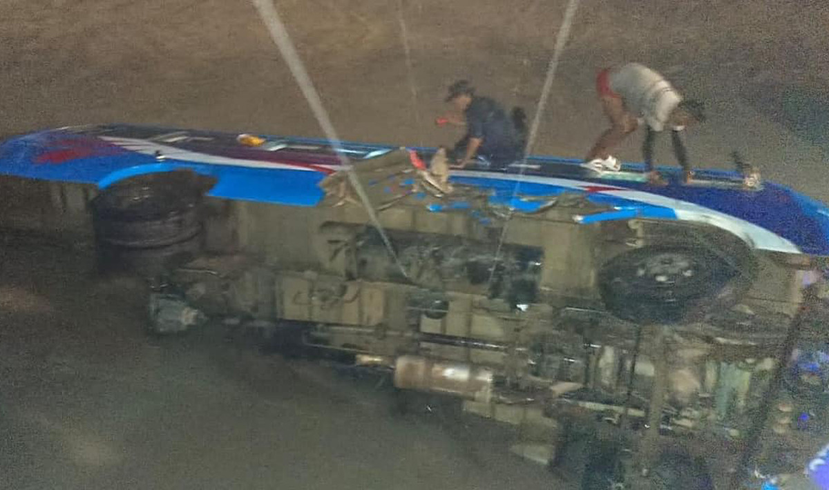 कोसी ब्यारेजबाट नदीमा खसेको बसका २० यात्रुको उद्धार