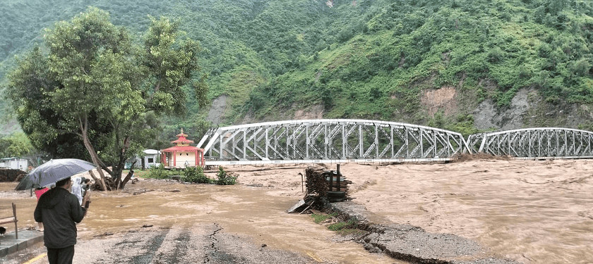 सुनकोसी नदीको जल सतहले हर्कपुर र  घुर्मी जोड्ने पुलको ट्रस भाग छुन थाल्यो