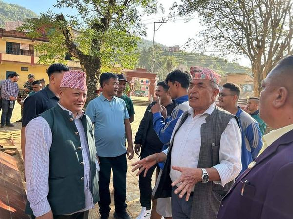 मन्त्री महर्जनद्वारा बाढी पहिरोमा परी ज्यान गुमाउनेको परिवारलाई नगद  तथा राहत बितरण