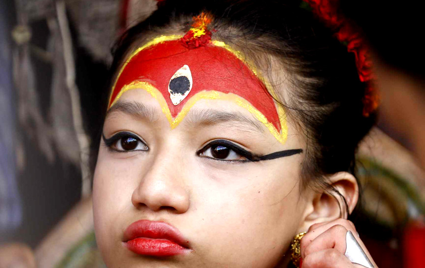 भक्तपुरकी जीवित देवीबाट सर्वसाधारणले लगाए टीका