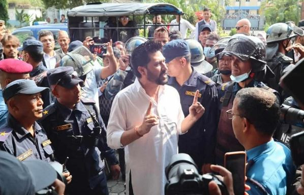 केपी ओली सरकार रहिरहने हो भने देशले धेरै दुःख पाउँछः रवि लामिछाने