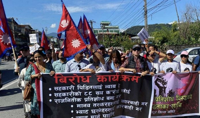 रवि लामिछानेका समर्थकले निषेधित क्षेत्र तोड्न खोजेपछि अश्रुग्याँस प्रहार