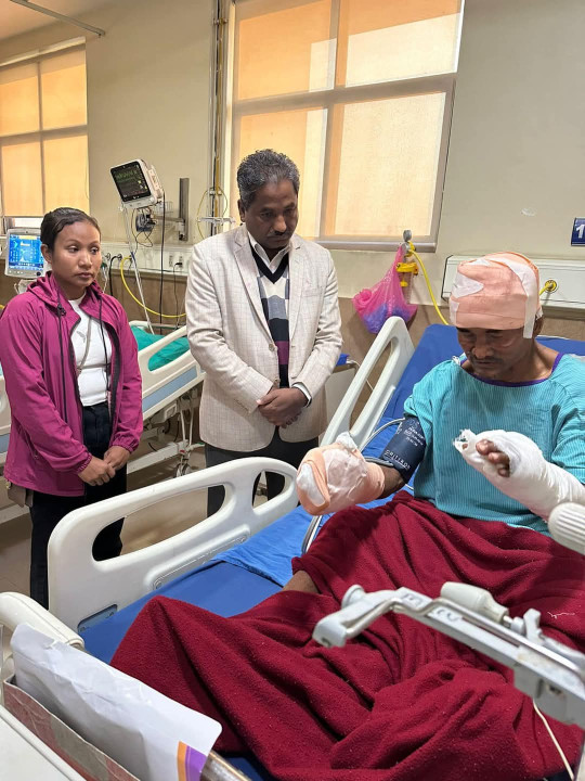 घाइते भएका वडाध्यक्षलाई भेट्न पुगे प्रभू शाह