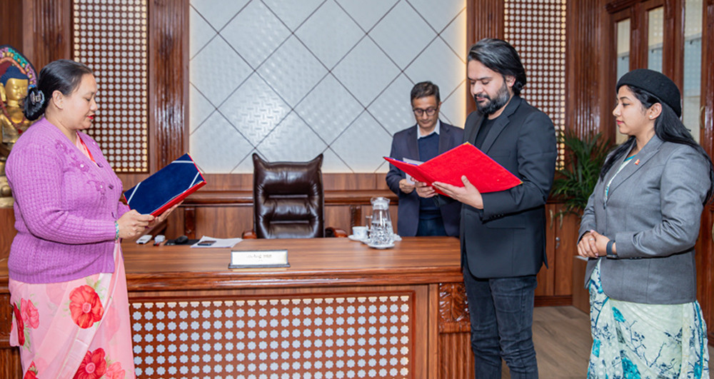 काठमाडौं–१६ की नवनिर्वाचित वडाध्यक्ष श्रेष्ठलाई मेयर बालेनले गराए शपथ