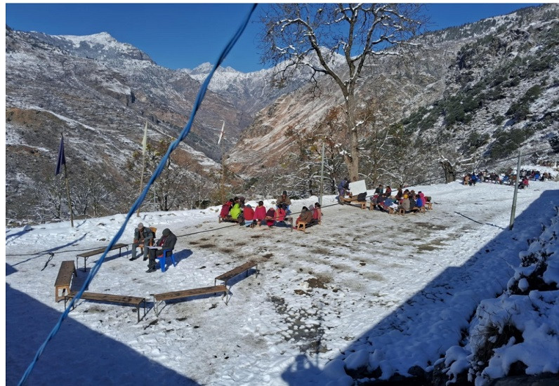 चिसो बढेपछि हुम्लाका विद्यार्थी हिउँमै बसेर पढ्न बाध्य
