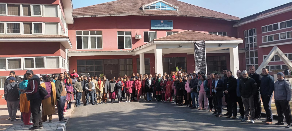 त्रिभुवन विश्वविद्यालयका कर्मचारी आन्दोलित, उपकुलपति कार्यालय अगाडि धर्ना