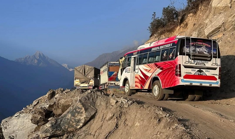सोलुखुम्बुको सल्लेरीबाट सुर्केसम्म यातायात सेवा सञ्चालन हुँदा पर्यटन व्यवसायी उत्साहित