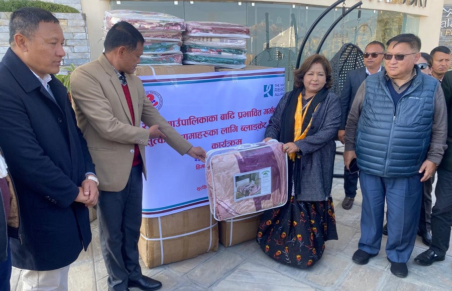परराष्ट्रमन्त्रीद्वारा काभ्रेका बाढीपीडित गर्भवती र सुत्केरीलाई ब्लाङ्केट वितरण