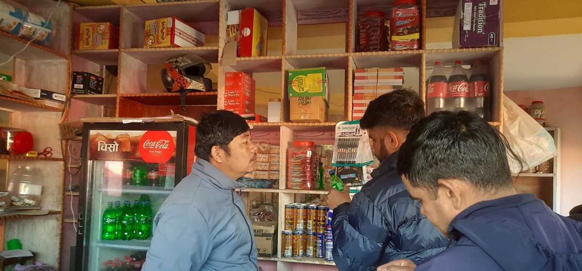 ताप्लेजुङमा म्याद गुज्रिएका सामग्री जफत गर्दै बजार अनुगमन समिति
