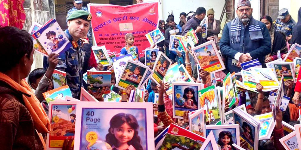 विपन्न बालबालिकालाई शैक्षिक सामग्री वितरण
