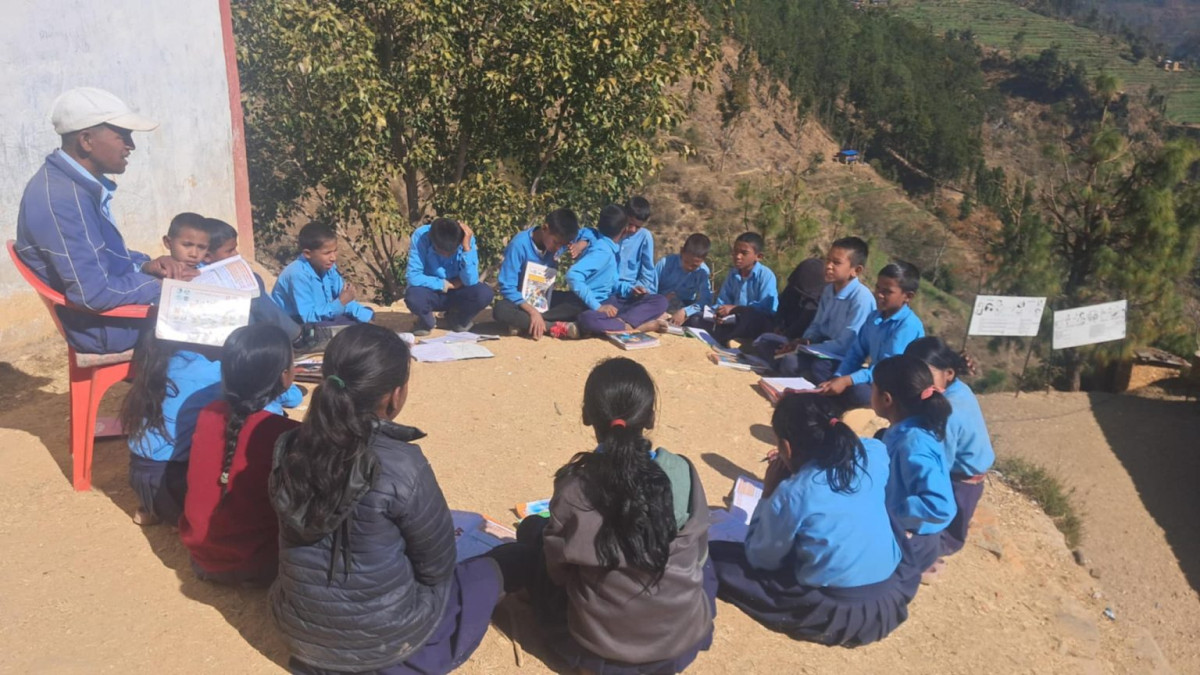 भौतिक संरचनाको अभावमा चौरमै पठनपाठन