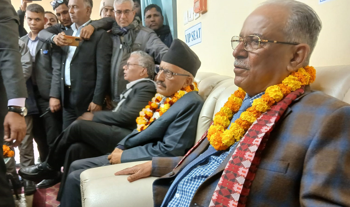 प्रचण्डको जिकिर- ओली फेरि संसद्‍ विघटन र संविधान खारेज होस् भन्ने चाहन्छन्