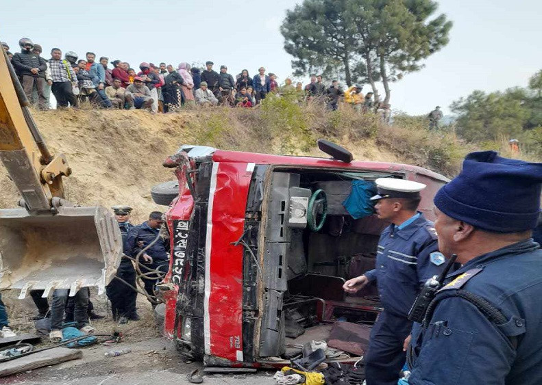 वनभोजबाट फर्कँदै गरेका विद्यार्थी चढेको बस दुर्घटनामा थप एक जनाको ज्यान गयाे