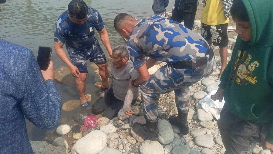 नारायणी नदीमा हामफालेका व्यक्तिको सकुशल उद्धार