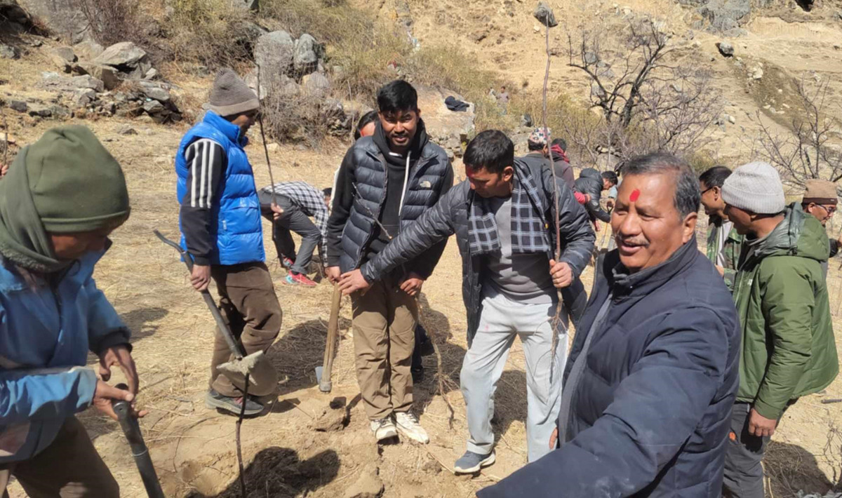 कर्णालीमा स्याउका विरुवा रोप्न पुगे महासचिव विप्लव
