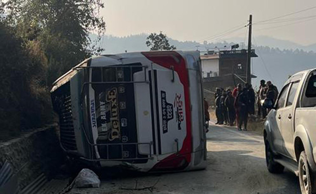 बस दुर्घटनामा १८ जना घाइते