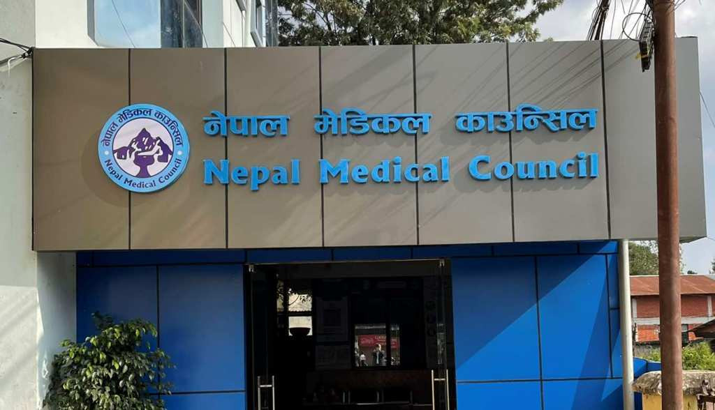 धुलिखेल अस्पतालका मानसिक रोग विभाग प्रमुख डा रिसालसहित ४ चिकित्सक निलम्बित