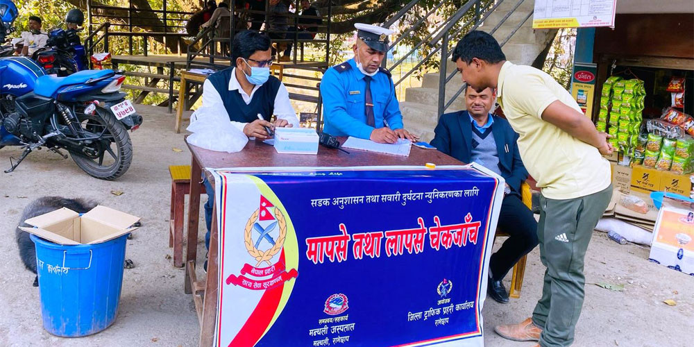 लापसे गरी सवारी चलाउने चालक कारबाहीमा