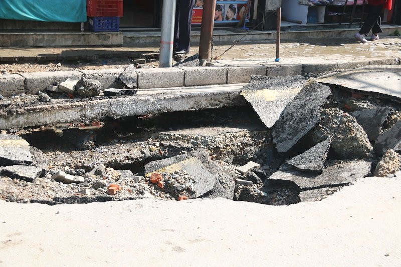 थापाथली क्षेत्रमा मेलम्चीको पाइप फुटेपछि बिग्रिएको सडक सफा गरियो
