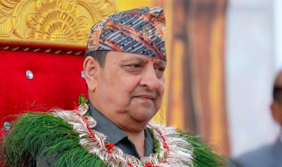 दुबोको माला लगाएर पोखराबाट हिँडे पूर्वराजा शाह