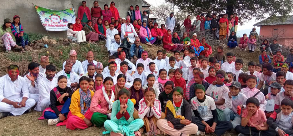 शिक्षकको तलब जोहो गर्न होली, जथाभाबी रङ लगाए कारबाही