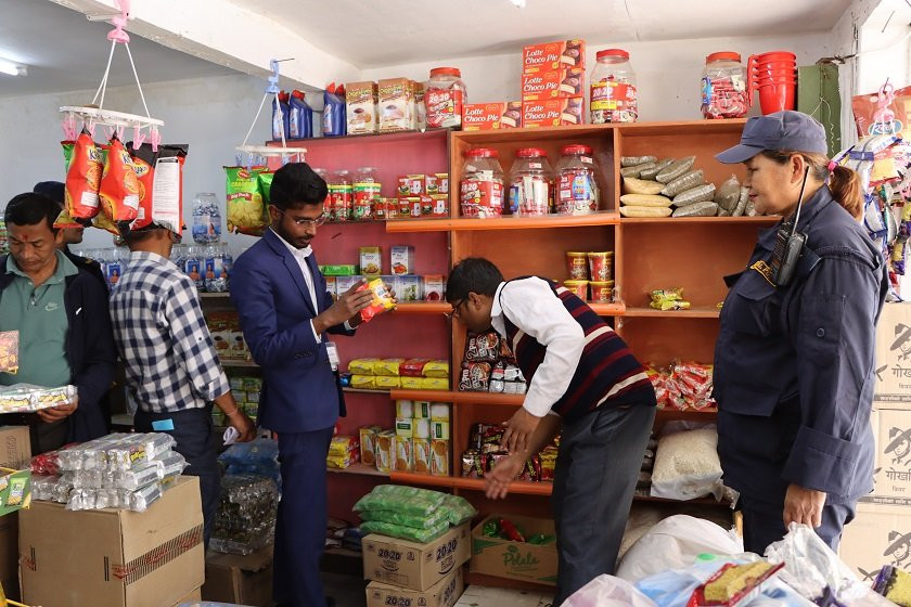 सङ्खुवासभामा बजार अनुगमन : म्याद गुज्रेका सामग्री नष्ट