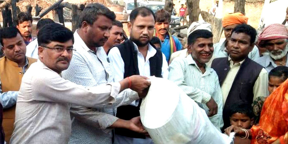 नरैनापुरका अग्निपीडित परिवारलाई राहत वितरण