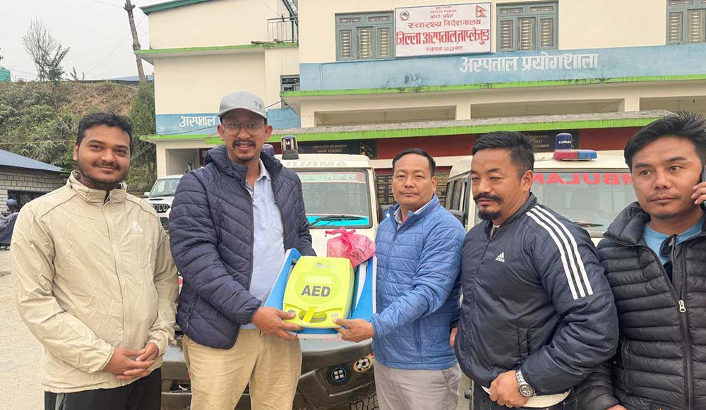 ताप्लेजुङ अस्पताललाई स्वास्थ्य सामग्री प्रदान