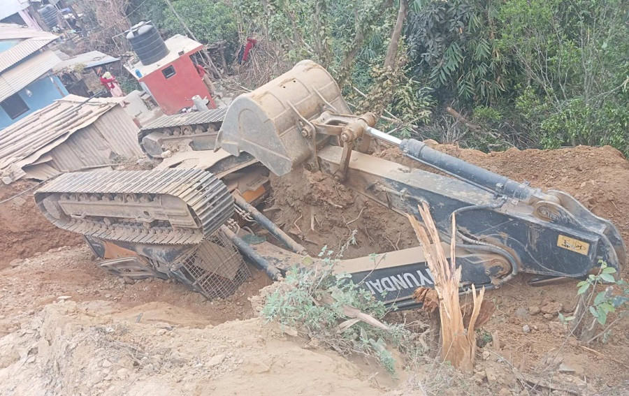 गुल्मीको सिमीचौरमा स्काभेटर दुर्घटना