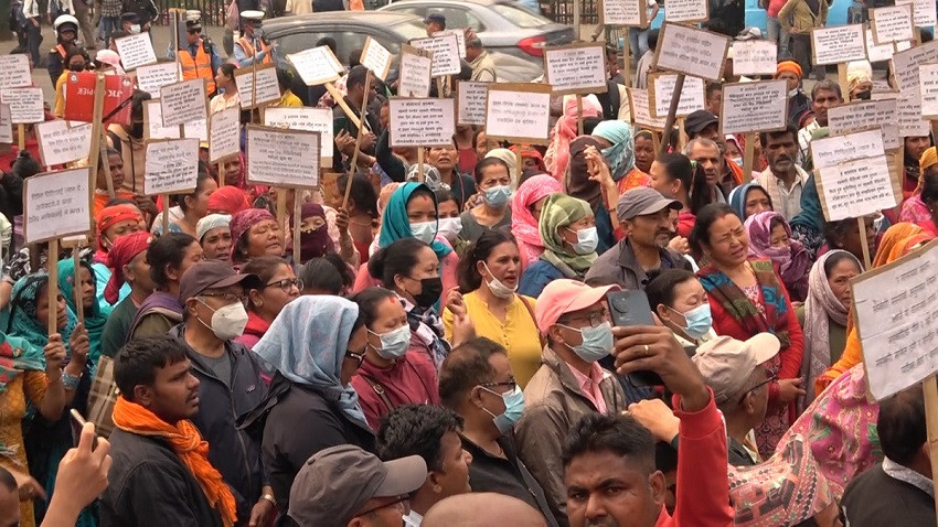 काठमाण्डाैमा आज पनि सहकारी र लघुवित्त पीडितहरूको प्रदर्शन
