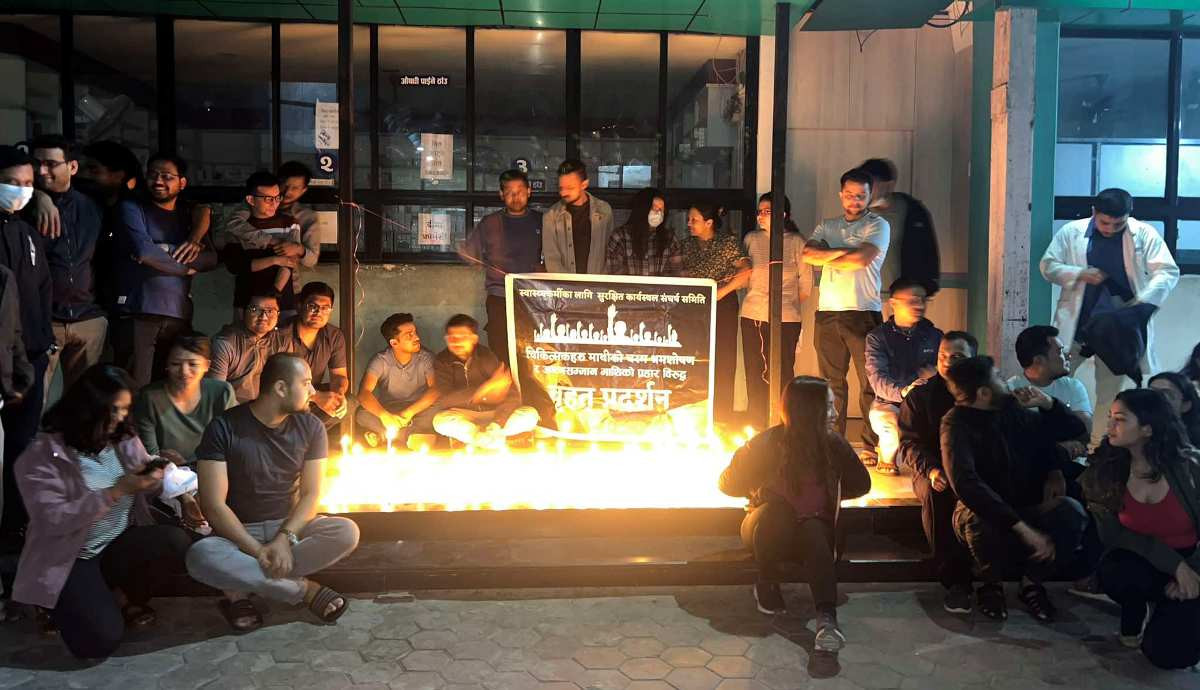 समान ज्याला माग गर्दै चिकित्सक प्रशासनविरुद्ध आन्दोलित