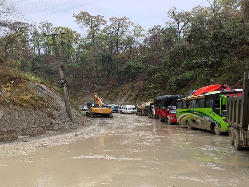 दाउन्नेमा सडक एकतर्फी खुले पनि गाडी अझै जाममा, यात्रुको बिचल्ली